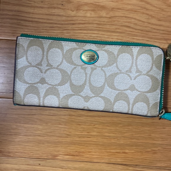 COACH shoulder bag and coordinating wallet - Picture 6 of 9